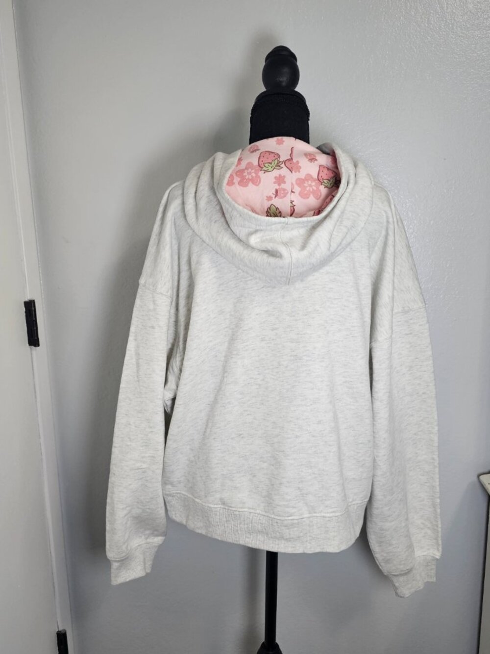 NEW Strawberry Shortcake Grey Pink Women's Graphic Sweatshirt Hoodie Size Large - Picture 4 of 7
